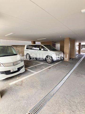 グランド・パレスジュイレーの駐車場
