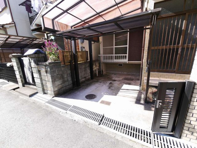 長田区萩乃町2丁目6-2戸建の駐車場|小型車限定（サイズ現地要確認）