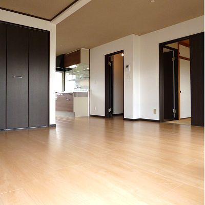 熊本市南区近見４丁目のアパートの居間・リビング