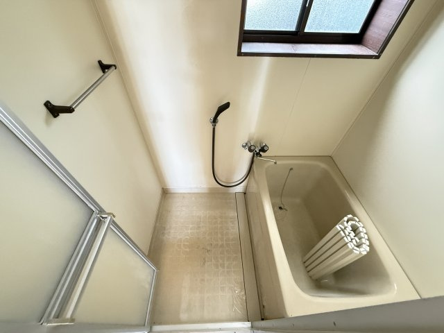 竹島町貸家の浴室