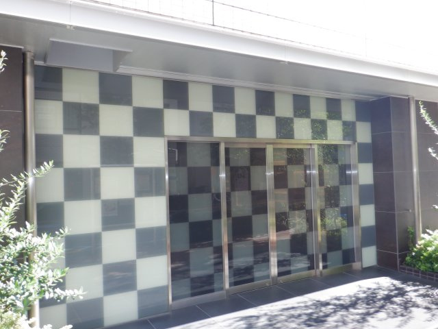リリーゼ東京新富町のエントランス