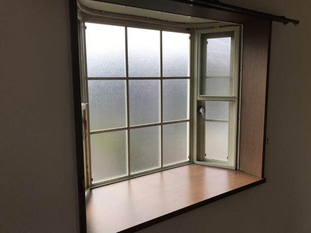 ロイヤルタムラバラ館の内装|出窓