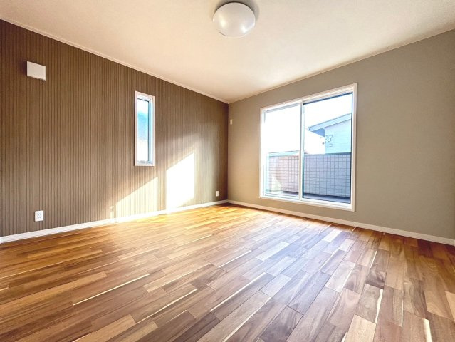 戸建　一宮市木曽川町黒田Ⅱ　全3区画分譲の寝室|全居室にたっぷり収納できる大型収納を設置。窓ガラスは断熱性能や結露防止効果の高いペアガラスです。