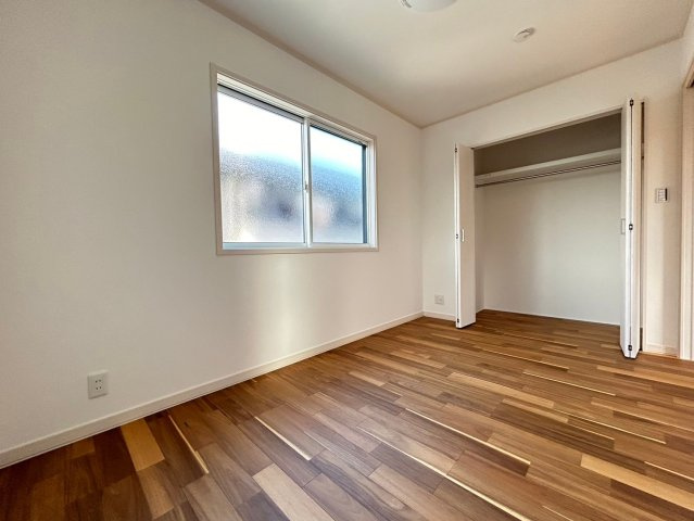 戸建　一宮市木曽川町黒田Ⅱ　全3区画分譲の洋室|全居室にたっぷり収納できる大型収納を設置。窓ガラスは断熱性能や結露防止効果の高いペアガラスです。