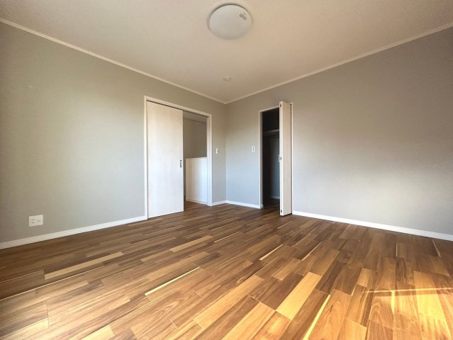 戸建　一宮市木曽川町黒田Ⅱ　全3区画分譲の洋室|全居室にたっぷり収納できる大型収納を設置。窓ガラスは断熱性能や結露防止効果の高いペアガラスです。