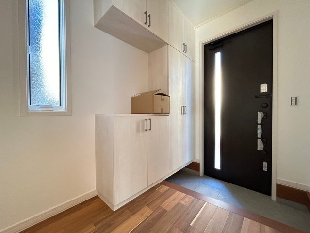 戸建　一宮市木曽川町黒田Ⅱ　全3区画分譲の玄関|大容量のシューズ収納付きで玄関周りもすっきり！玄関ドアからの光が玄関ホールを明るくしてくれます。