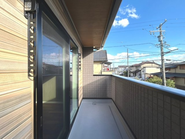 戸建　一宮市木曽川町黒田Ⅱ　全3区画分譲のバルコニー|バルコニーは南向きで洗濯物もよく乾きます！強度と表面積硬度を持つFPRで防水しています。