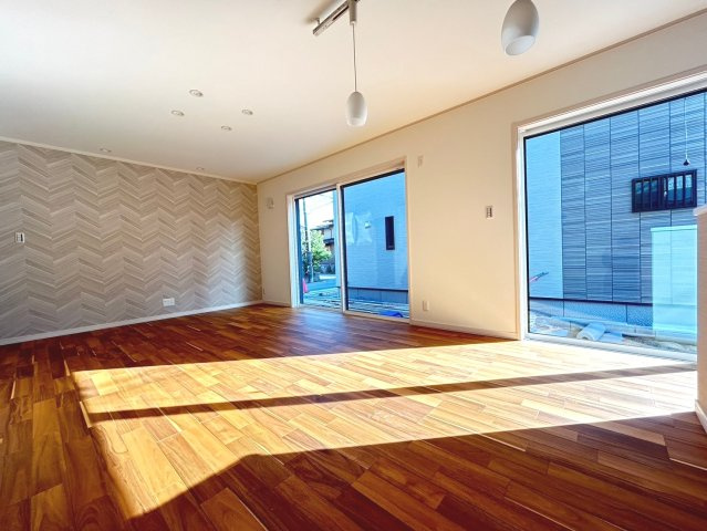 戸建　一宮市木曽川町黒田Ⅱ　全3区画分譲の居間・リビング|南向きで日当たりもよく大きな窓がリビング全体に光と風を運びます。ご家族でゆとりある暮らしができます。