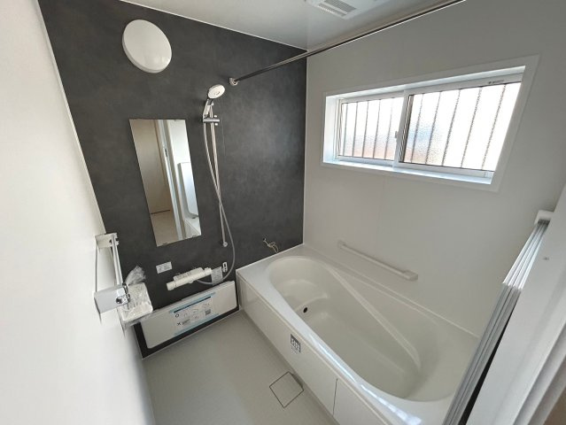 戸建　一宮市木曽川町黒田Ⅱ　全3区画分譲の浴室|１坪タイプのバリアフリー設計でゆったりとくつろげる浴室・浴槽です。タイル床でカビの発生を抑制します。