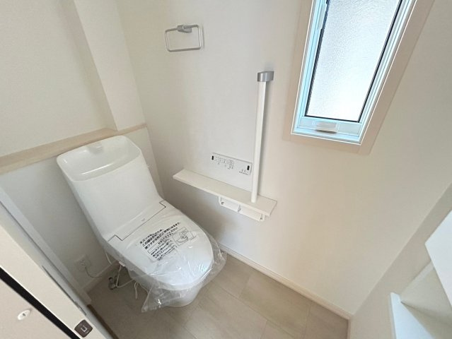 戸建　一宮市木曽川町黒田Ⅱ　全3区画分譲のトイレ|節水省エネの暖房便座シャワートイレです。お掃除のしやすさを究めたフチなし形状でお手入れ楽々。