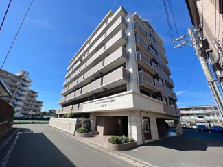 【外観】 | 青空にも夕焼けにも映える、そんなたたずまい。ここで新生活スタートさせてみませんか♪