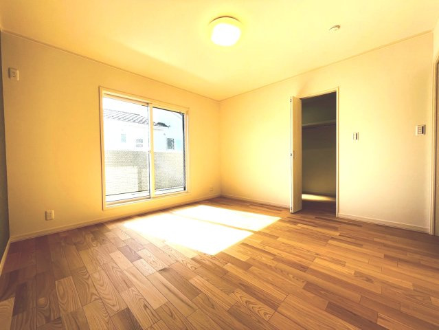戸建　岐阜市茜部新所Ⅱ　全2区画分譲の寝室|全居室にたっぷり収納できる大型収納を設置。窓ガラスは断熱性能や結露防止効果の高いペアガラスです。