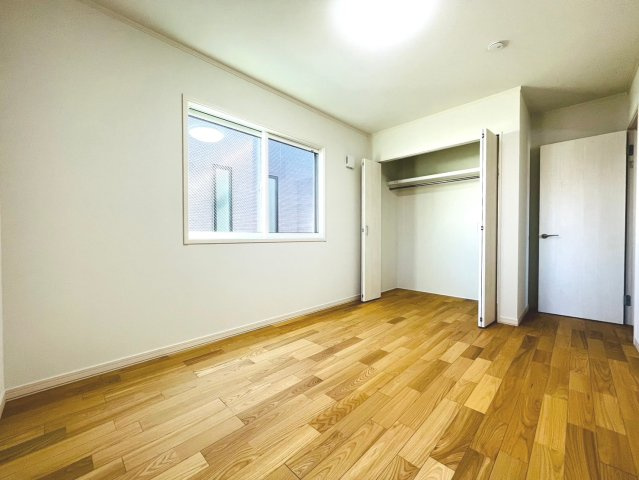 戸建　岐阜市茜部新所３丁目Ⅱ　全2区画分譲の洋室|全居室にたっぷり収納できる大型収納を設置。窓ガラスは断熱性能や結露防止効果の高いペアガラスです。