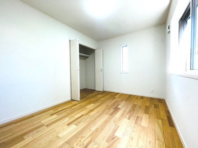 戸建　岐阜市茜部新所３丁目Ⅱ　全2区画分譲の洋室|全居室にたっぷり収納できる大型収納を設置。窓ガラスは断熱性能や結露防止効果の高いペアガラスです。