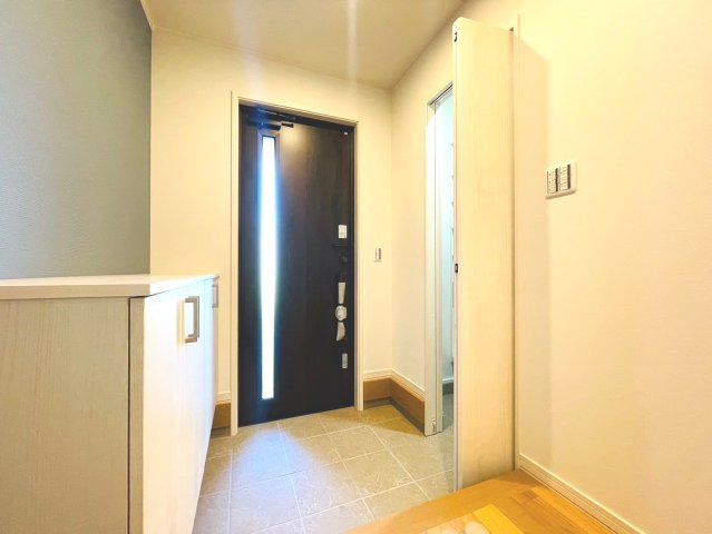 戸建　岐阜市茜部新所Ⅱ　全2区画分譲の玄関|大容量のシューズ収納付きで玄関周りもすっきり！玄関ドアからの光が玄関ホールを明るくしてくれます。
