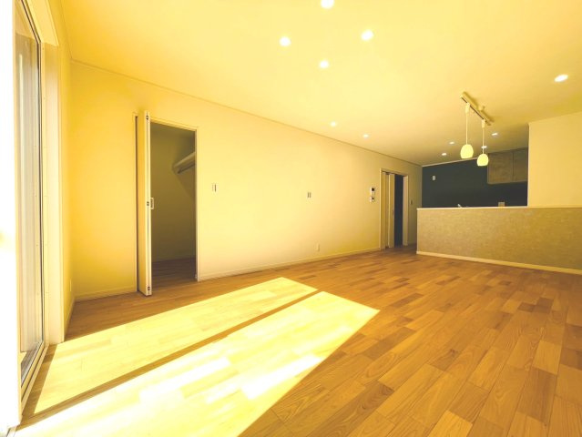 戸建　岐阜市茜部新所Ⅱ　全2区画分譲の居間・リビング|南向きで日当たりもよく大きな窓がリビング全体に光と風を運びます。ご家族でゆとりある暮らしができます。