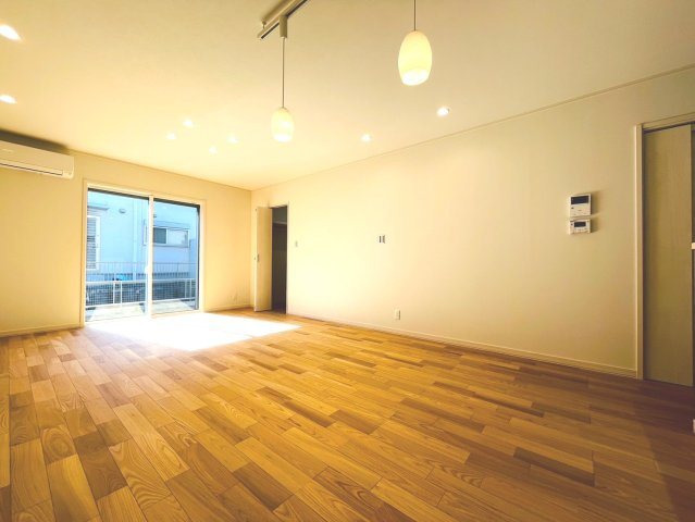 戸建　岐阜市茜部新所Ⅱ　全2区画分譲の居間・リビング|南向きで日当たりもよく大きな窓がリビング全体に光と風を運びます。ご家族でゆとりある暮らしができます。