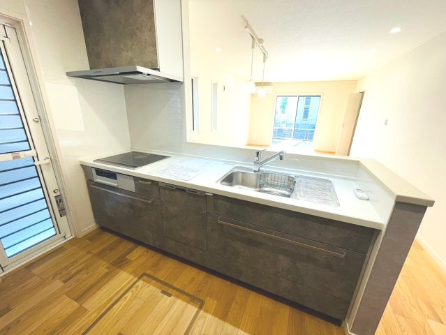 戸建　岐阜市茜部新所Ⅱ　全2区画分譲のキッチン|機能的なシステムキッチンです。収納力に優れた大容量の引出しでキッチン回りがスッキリ片付きます。