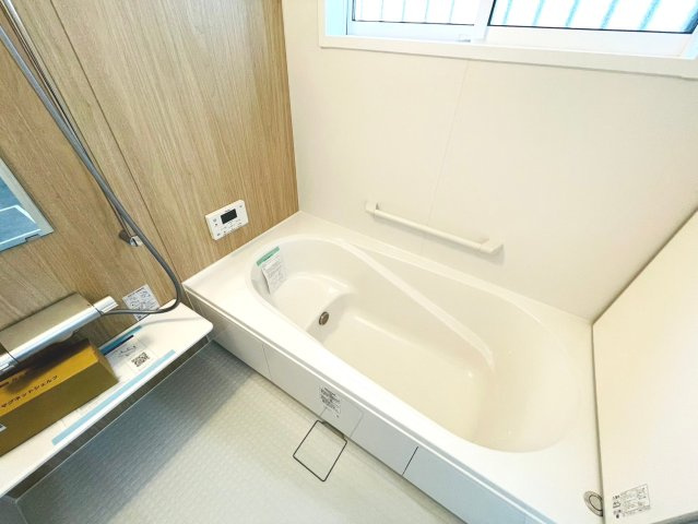 戸建　岐阜市茜部新所Ⅱ　全2区画分譲の浴室|１坪タイプのバリアフリー設計でゆったりとくつろげる浴室・浴槽です。タイル床でカビの発生を抑制します。