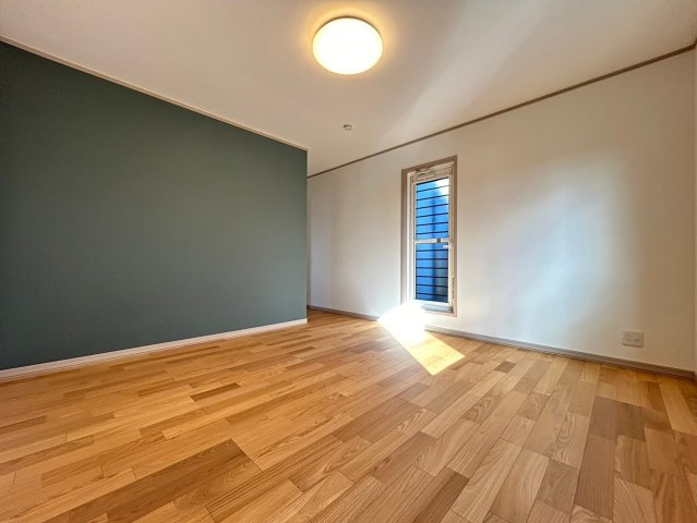 新築戸建　一宮市木曽川町黒田Ⅱ　全3区画分譲の寝室|全居室にたっぷり収納できる大型収納を設置。窓ガラスは断熱性能や結露防止効果の高いペアガラスです。