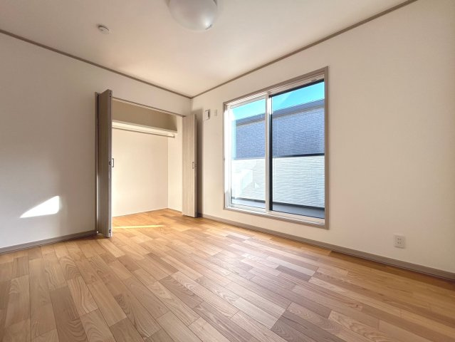 新築戸建　一宮市木曽川町黒田Ⅱ　全3区画分譲の洋室|全居室にたっぷり収納できる大型収納を設置。窓ガラスは断熱性能や結露防止効果の高いペアガラスです。