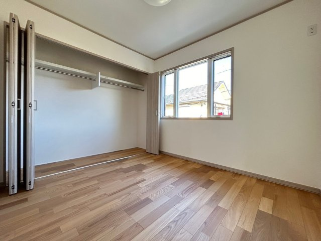 新築戸建　一宮市木曽川町黒田Ⅱ　全3区画分譲の洋室|全居室にたっぷり収納できる大型収納を設置。窓ガラスは断熱性能や結露防止効果の高いペアガラスです。