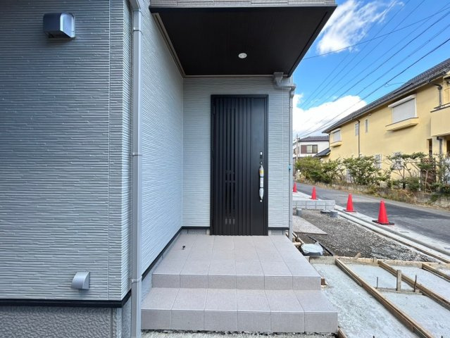 新築戸建　一宮市木曽川町黒田Ⅱ　全3区画分譲の玄関|大容量のシューズ収納付きで玄関周りもすっきり！玄関ドアからの光が玄関ホールを明るくしてくれます。