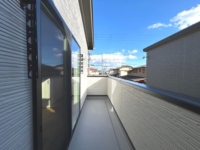 新築戸建　一宮市木曽川町黒田Ⅱ　全3区画分譲のバルコニー|バルコニーは南向きで洗濯物もよく乾きます！強度と表面積硬度を持つFPRで防水しています。