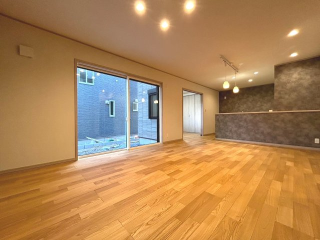 新築戸建　一宮市木曽川町黒田Ⅱ　全3区画分譲の居間・リビング|南向きで日当たりもよく大きな窓がリビング全体に光と風を運びます。ご家族でゆとりある暮らしができます。