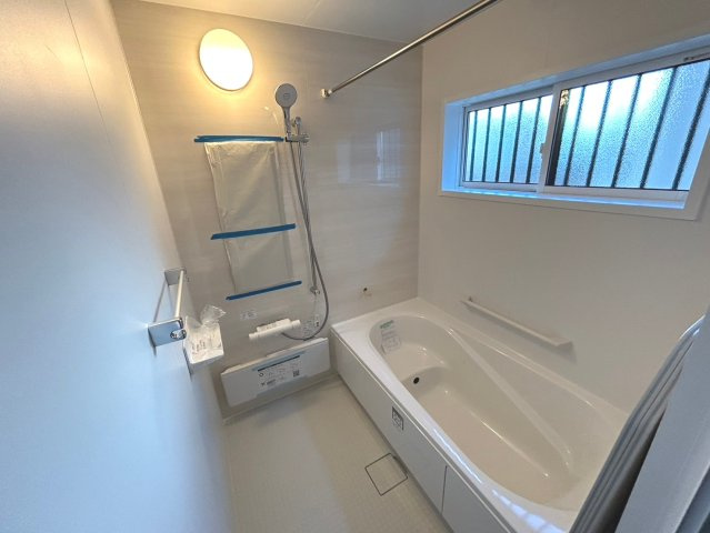 新築戸建　一宮市木曽川町黒田Ⅱ　全3区画分譲の浴室|１坪タイプのバリアフリー設計でゆったりとくつろげる浴室・浴槽です。タイル床でカビの発生を抑制します。