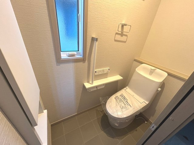 新築戸建　一宮市木曽川町黒田Ⅱ　全3区画分譲のトイレ|節水省エネの暖房便座シャワートイレです。お掃除のしやすさを究めたフチなし形状でお手入れ楽々。