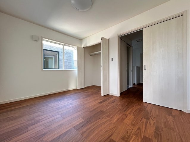 新築戸建　一宮市木曽川町黒田Ⅱ　全3区画分譲の洋室|全居室にたっぷり収納できる大型収納を設置。窓ガラスは断熱性能や結露防止効果の高いペアガラスです。