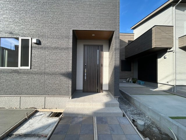 新築戸建　一宮市木曽川町黒田Ⅱ　全3区画分譲の玄関|玄関ドアの鍵はディンプルキーと内側はサムターンキーになっており防犯性の高い仕様になっています。