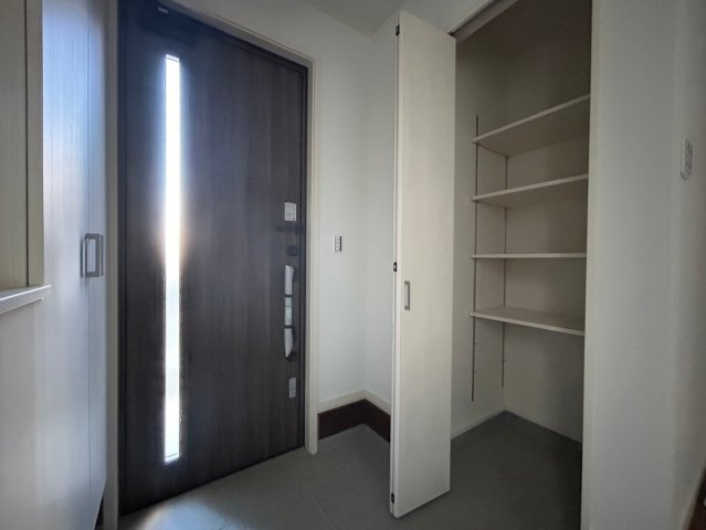 新築戸建　一宮市木曽川町黒田Ⅱ　全3区画分譲の玄関|大容量のシューズ収納付きで玄関周りもすっきり！玄関ドアからの光が玄関ホールを明るくしてくれます。