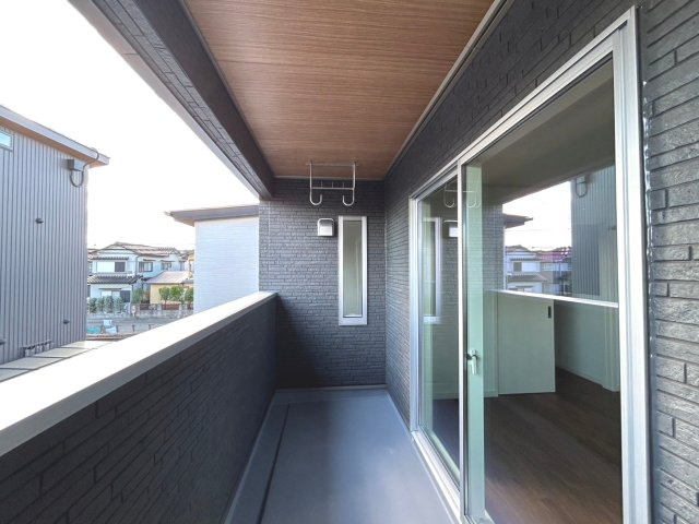 新築戸建　一宮市木曽川町黒田Ⅱ　全3区画分譲のバルコニー|バルコニーは南向きで洗濯物もよく乾きます！強度と表面積硬度を持つFPRで防水しています。