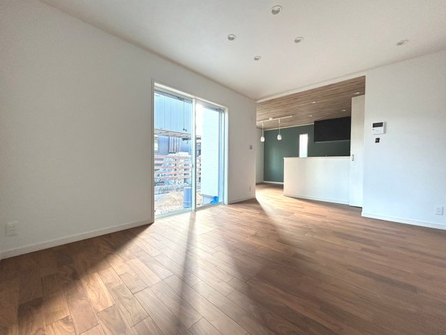 新築戸建　一宮市木曽川町黒田Ⅱ　全3区画分譲の居間・リビング|南向きで日当たりもよく大きな窓がリビング全体に光と風を運びます。ご家族でゆとりある暮らしができます。