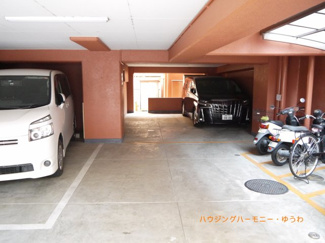 【その他共用部分】 | バイク置場も完備、建物内に、駐車場も完備。