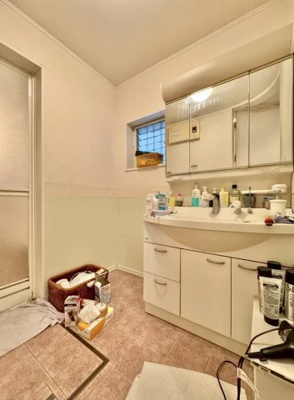 【独立洗面台】 | 足立区中川2丁目中古住宅 | 【洗面化粧台】洗面化粧台には三面鏡を採用。身だしなみを整えやすい事はもちろんですが、鏡の後ろに収納スペースを設ける事により、散らかりやすい洗面スペースをすっきりさせる事が出来るのも嬉しいですね