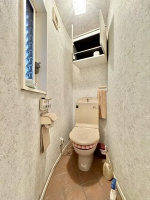 【トイレ】 | 足立区中川2丁目中古住宅 | 【トイレ】 収納スペースをしっかりと確保した温水洗浄便座機能付きトイレ。温水洗浄便座は清潔にお使いいただくための大切なアイテムです。