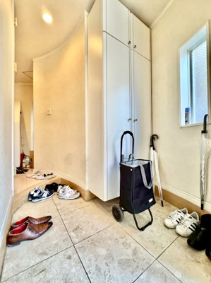 【玄関】 | 足立区中川2丁目中古住宅 | 【玄関】玄関には大型のシューズクローゼットを設置しておりますのでいつでもスッキリりとした空間を保てます。玄関周りを清潔に使うのはとても大事なことですよね。