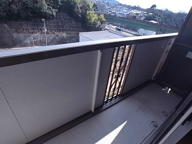 神戸市須磨区車字梨川のアパートのバルコニー