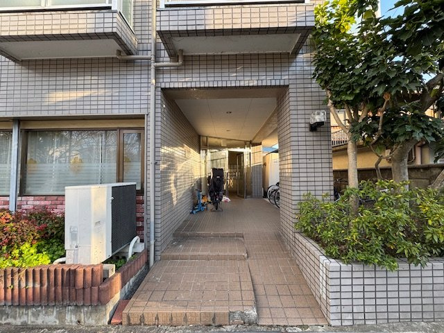 ジョイフル昭栄のエントランス