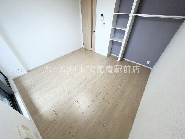 クロワール長田の洋室