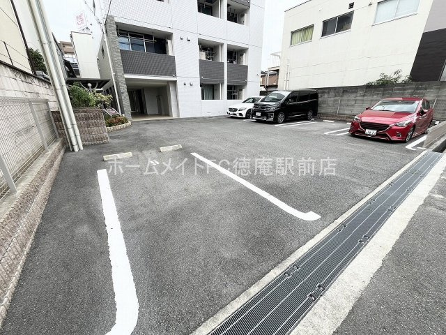 クロワール長田の駐車場