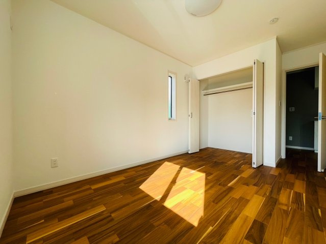 戸建　岐阜市祈年町Ⅱ　全1区画分譲の洋室|全居室にたっぷり収納できる大型収納を設置。窓ガラスは断熱性能や結露防止効果の高いペアガラスです。