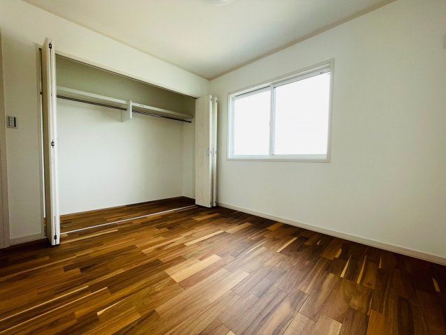 戸建　岐阜市祈年町Ⅱ　全1区画分譲の洋室|全居室にたっぷり収納できる大型収納を設置。窓ガラスは断熱性能や結露防止効果の高いペアガラスです。