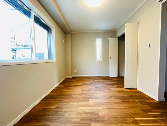 戸建　岐阜市祈年町Ⅱ　全1区画分譲の洋室|全居室にたっぷり収納できる大型収納を設置。窓ガラスは断熱性能や結露防止効果の高いペアガラスです。