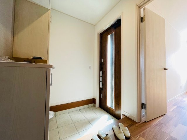 戸建　岐阜市祈年町Ⅱ　全1区画分譲の玄関|大容量のシューズ収納付きで玄関周りもすっきり！玄関ドアからの光が玄関ホールを明るくしてくれます。