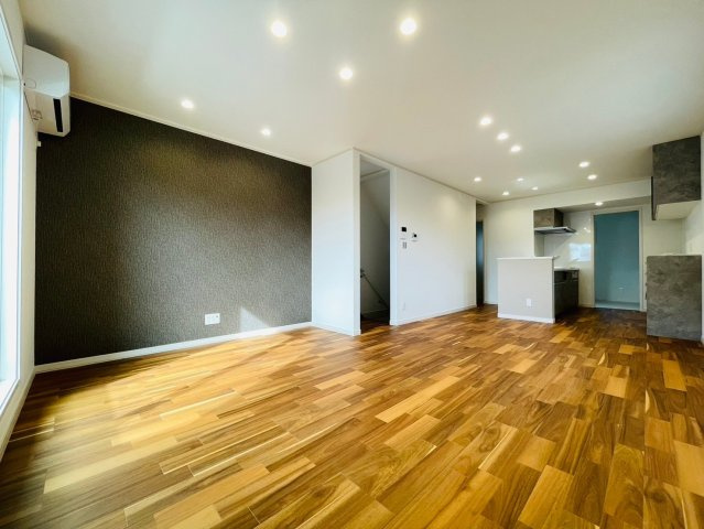 戸建　岐阜市祈年町Ⅱ　全1区画分譲の居間・リビング|南向きで日当たりもよく大きな窓がリビング全体に光と風を運びます。ご家族でゆとりある暮らしができます。