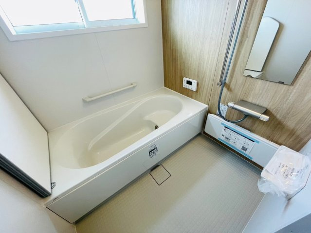 戸建　岐阜市祈年町Ⅱ　全1区画分譲の浴室|１坪タイプのバリアフリー設計でゆったりとくつろげる浴室・浴槽です。タイル床でカビの発生を抑制します。